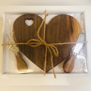 NWT Heart-Shaped Wooden Mini Cheese Board Set